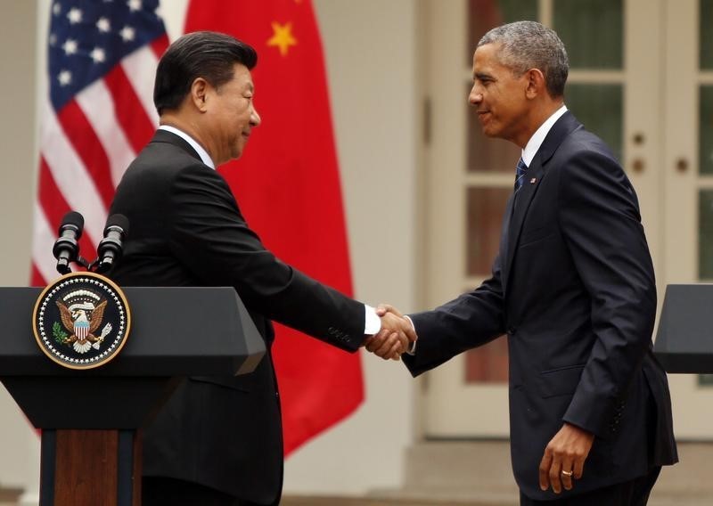 © Reuters. China's President Xi Jinping and U.S. President Barack Obama shake hands at the end of a joint news conference in Washington