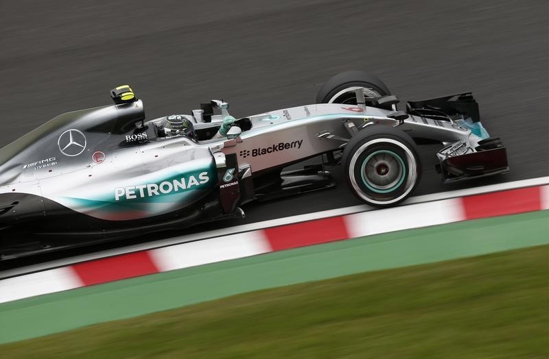 © Reuters. Rosberg, 'pole' en el Gran Premio de Suzuka tras un accidente de Kvyat