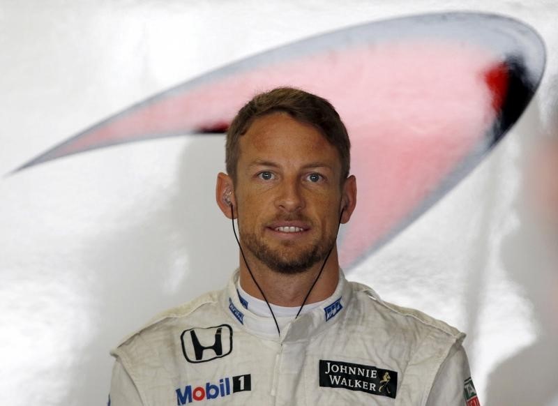© Reuters. Button niega que su permanencia en la F1 dependa del dinero