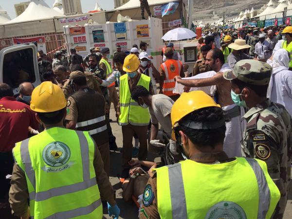 © Reuters. Members of Saudi civil defense try to rescue pilgrims following a crush caused by large numbers of people pushing at Mina, outside the Muslim holy city of Mecca