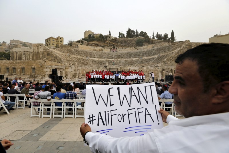 © Reuters. La FIFA está "diezmada" por los escándalos, dice el príncipe Alí