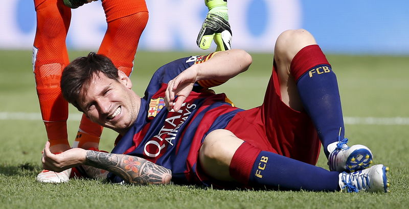 © Reuters. Messi abandona lesionado el partido contra Las Palmas