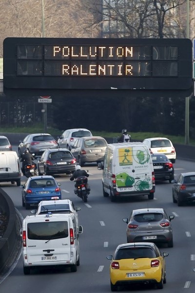© Reuters. París prohibirá que circulen coches durante un día el domingo