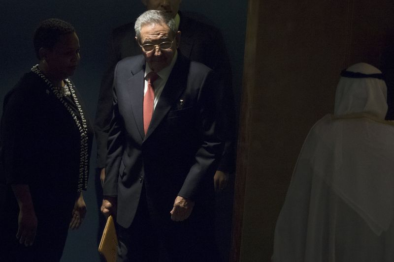 © Reuters. Cuba's President Raul Castro arrives to address a plenary meeting of the United Nations Sustainable Development Summit 2015 at the United Nations headquarters in Manhattan, New York 