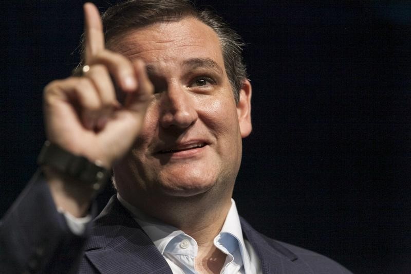 © Reuters. U.S. Republican presidential candidate Ted Cruz speaks at the the Iowa Faith and Freedom Coalition Forum in Des Moines