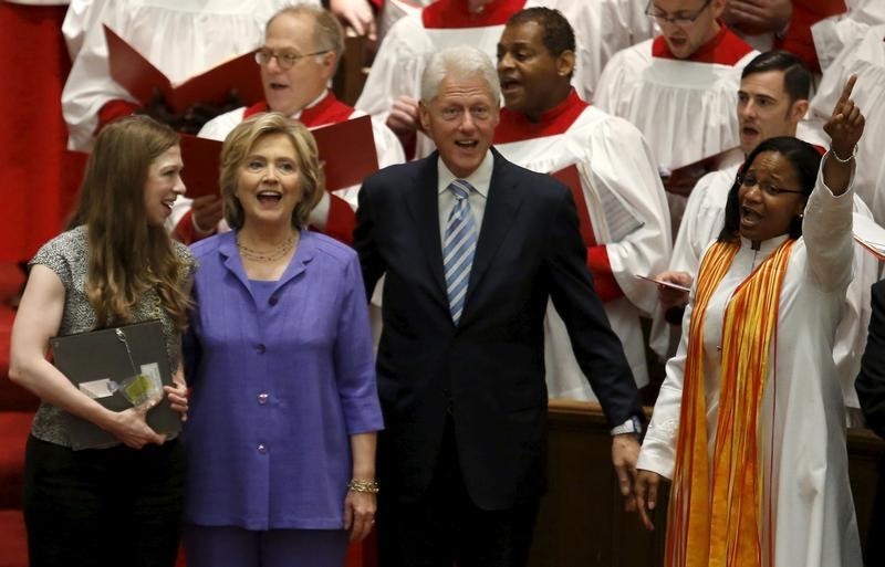 © Reuters. US Democratic presidential candidate Hillary Clinton with former U.S. President Bill Clinton and their daughter Chelsea attend the Foundry United Methodist Church's bicentennial service