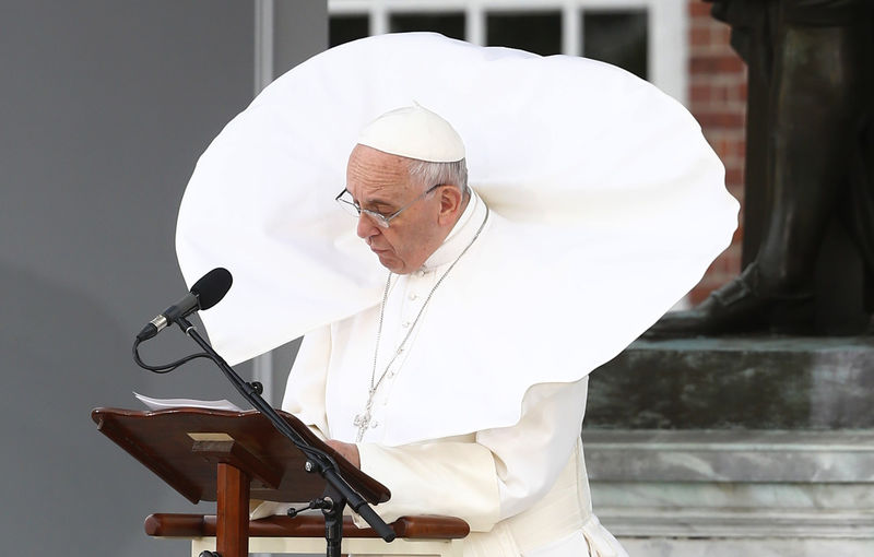 © Reuters. La esclavina del Papa Francisco se mueve con el viento mientras ofrece un discurso en el Independence Hall en Filadelfia