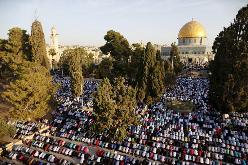 © Reuters. اشتباكات بين الشرطة الإسرائيلية وفلسطينيين في باحات المسجد الأقصى