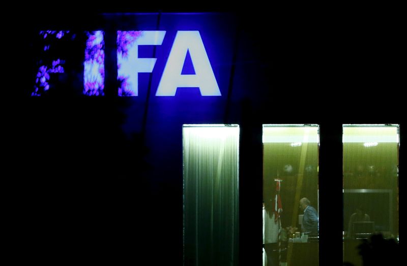 © Reuters. El comité de ética de la FIFA estudia si investiga a Blatter