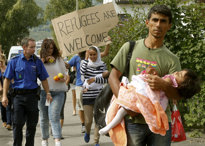 © Reuters. حريق يدمر مأوى سويسريا لطالبي اللجوء