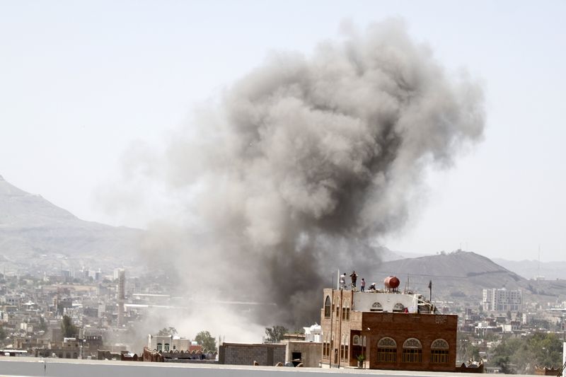 © Reuters. سكان ومسعفون: مقتل 25 مدنيا في غارات للتحالف بشمال غرب اليمن