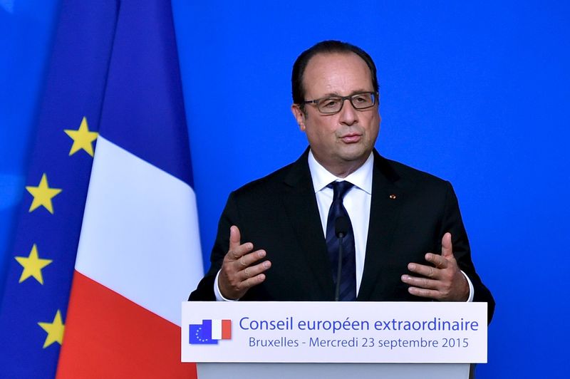 © Reuters. أولوند: فرنسا قصفت معسكرا للدولة الإسلامية في سوريا وستنفذ المزيد من الضربات