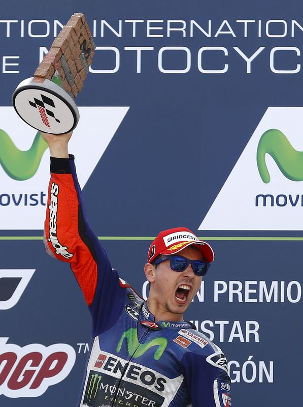 © Reuters. Lorenzo gana en Aragón y reduce distancias con Rossi en el mundial