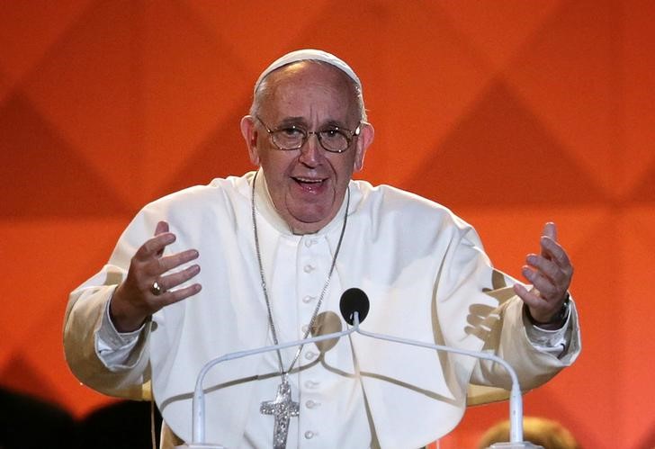 © Reuters. البابا يقول انه اجتمع مع ضحايا اعتداءات جنسية من رجال دين في فيلادلفيا