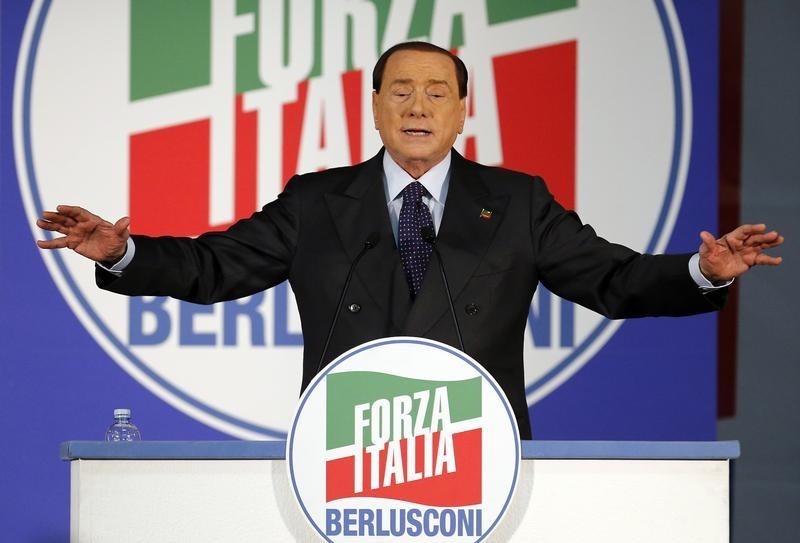 © Reuters. Forza Italia leader Silvio Berlusconi gestures as he speaks during a party rally in Milan