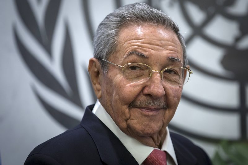 © Reuters. Cuba's President Raul Castro poses for photos during a photo call in the United Nations Secretary-General's office at the United Nations headquarters in Manhattan, New York