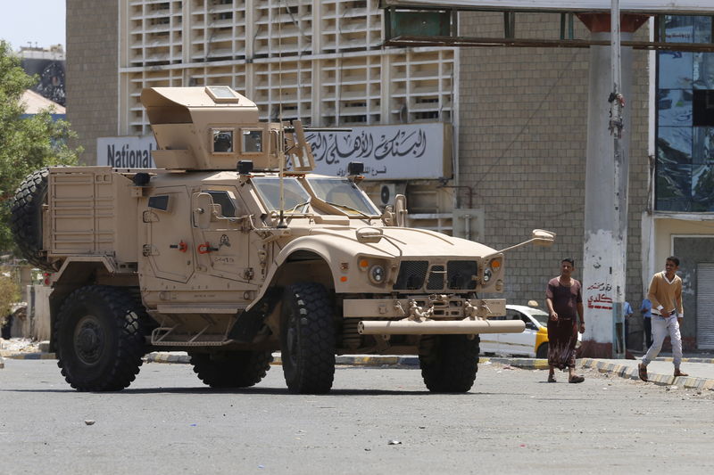 © Reuters. عودة الحياة بشكل متخبط إلى عدن يمثل اختبارا للأمن الذي يدعمه الخليج