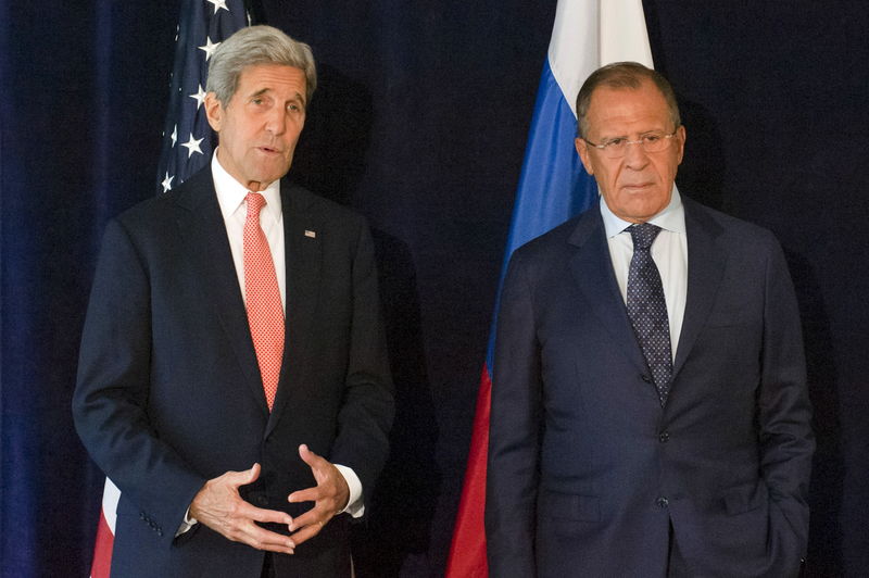 © Reuters. Secretario de Estado de Estados Unidos John Kerry junto con ministro ruso de Relaciones Exteriores Sergei Lavrov 