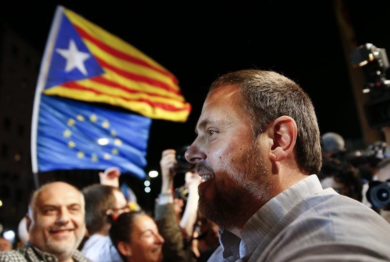 © Reuters. ERC's party leader and  Junts Pel Si (Together for Yes)  coalition candidate Oriol Junqueras is surrounded by supporters as he arrives to follow results after polls closed in a regional parliamentary election in Barcelona