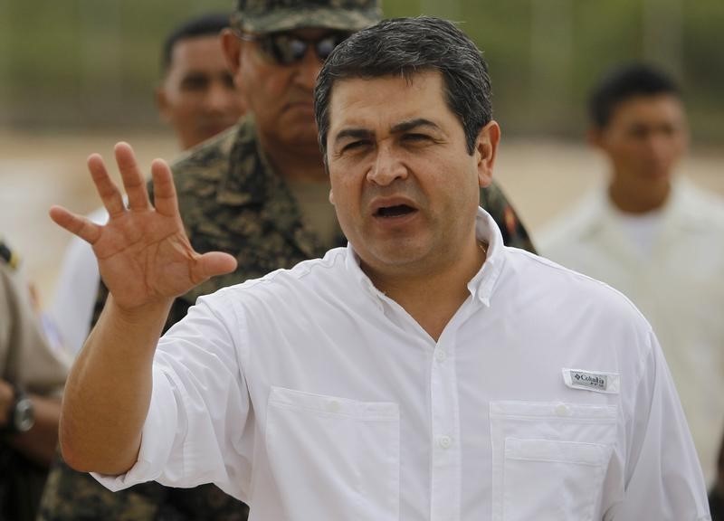© Reuters. Honduras' President Juan Orlando Hernandez gestures during the inauguration of a military facility in Tegucigalpa