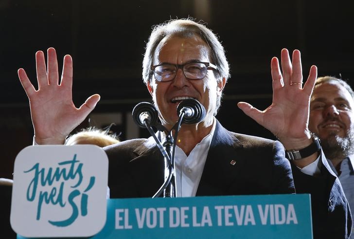 © Reuters. Artur Mas, cuestionado tras no sumar mayoría de votos y depender de la CUP