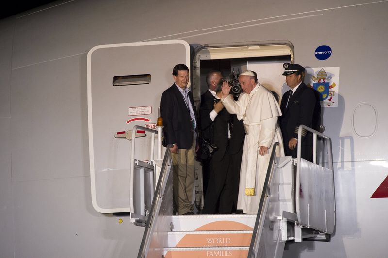 © Reuters. البابا يغادر الولايات المتحدة بعد زيارة استمرت ستة أيام