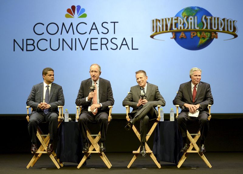 © Reuters. Comcast Corp. Chairman and CEO Brian Roberts, Universal Studios Japan Chairman and CEO Glenn Gumpel, and unidentified officials attend their joint news conference in Osaka, western Japan
