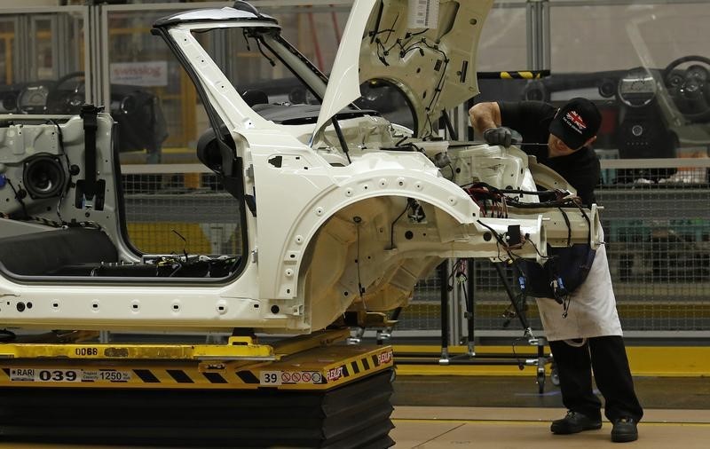 © Reuters. An employee works on a 2013 Mini at BMW's plant in Oxford, southern England