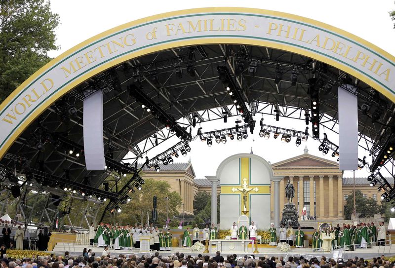 © Reuters. LE PAPE CONCLUT SA TOURNÉE AMÉRICAINE PAR UNE MESSE GÉANTE