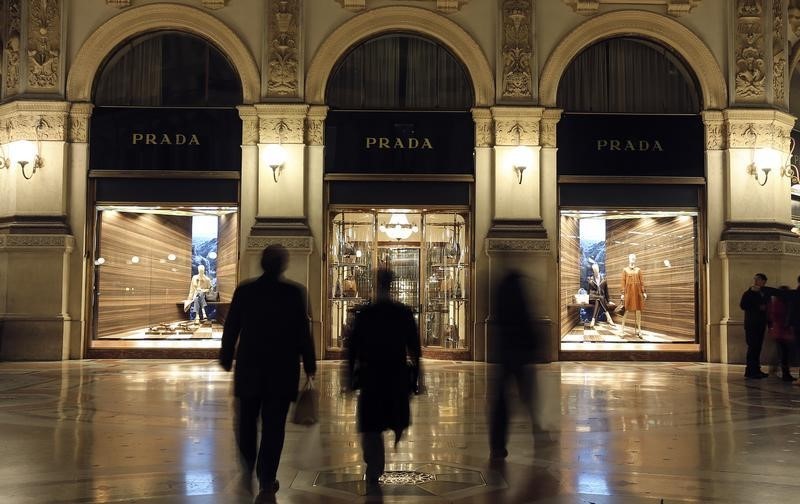 © Reuters. Vetrine in una strada di Milano 