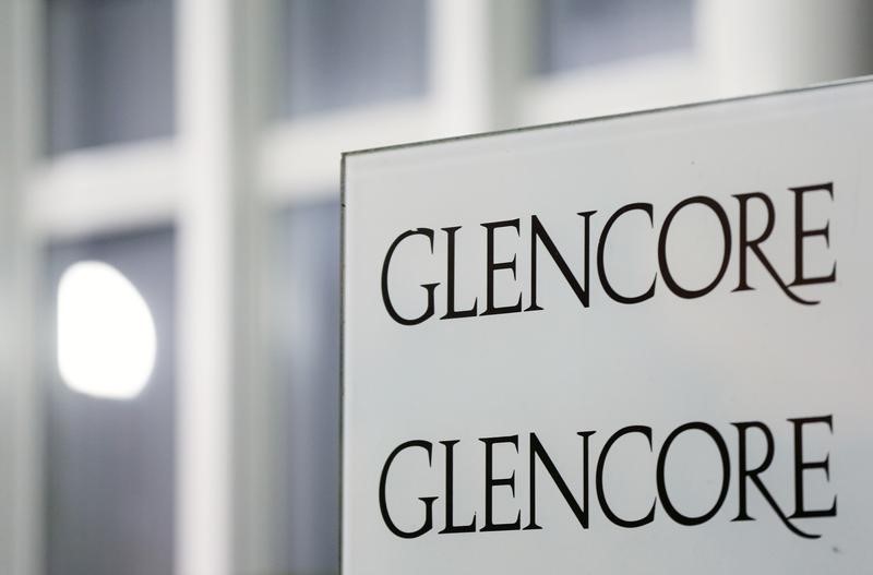 © Reuters. Logo of Glencore is pictured in front of the company's headquarters in Baar