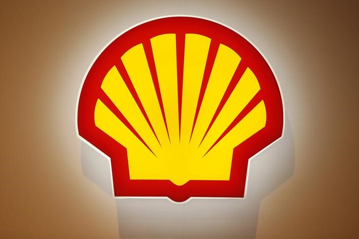 © Reuters. Логотип Shell на газовой конференции в Париже