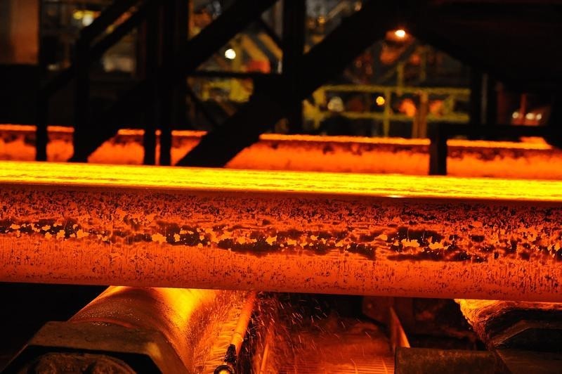 © Reuters. A steel slab is cooled with water on the roller table at the SSI steel plant at Redcar