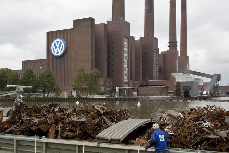© Reuters. Scrap metal lies in a boat in front of the Volkswagen power plant in Wolfsburg