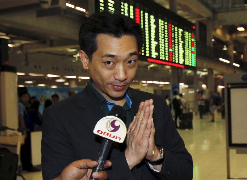 © Reuters. Thai businessman Bee Taechaubol gestures as he arrives at Bangkok's Suvarnabhumi Airport