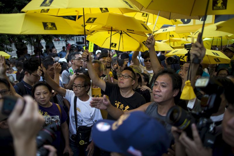 © Reuters. المئات يتجمعون في هونج كونج في ذكرى الاحتجاجات المطالبة بالديمقراطية