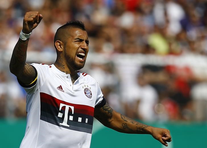 © Reuters. Arturo Vidal comemorando gol contra o FC Noettingen, durante a Copa da Alemanha, em Karlsruhe