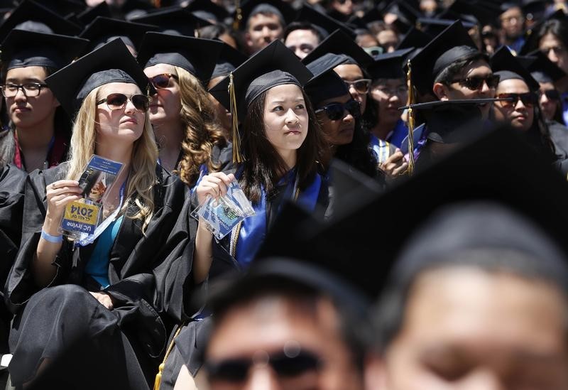 © Reuters. Graduates listen to U.S. President Obama talk during the commencement ceremony for the University of California, Irvine in Anaheim