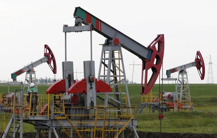 © Reuters. Станки-качалки на нефтяном месторождении в Башкирии
