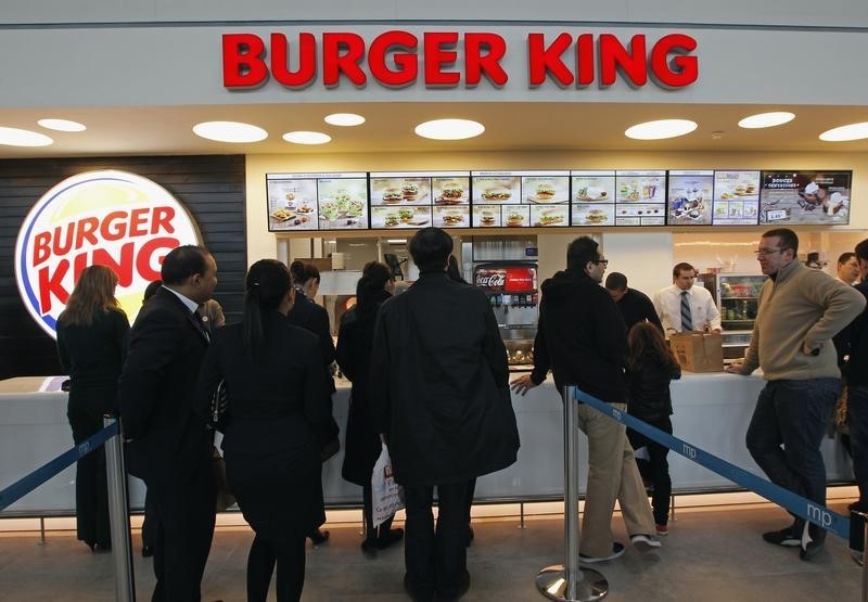 © Reuters. Customers queue up on the opening day of the Burger King restaurant at the Marignane airport hal