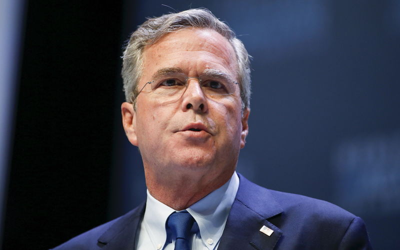 © Reuters. Former Florida Governor and U.S. presidential candidate Jeb Bush speaks during the Heritage Action for America presidential candidate forum in Greenville