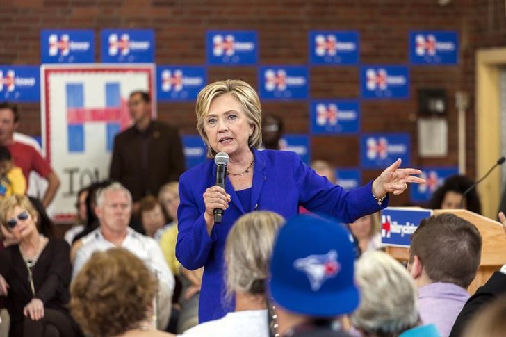 © Reuters. U.S. Democratic presidential candidate Hillary Clinton answers questions from the audience following a speech in the gymnasium of Moulton Elementary School in Des Moines