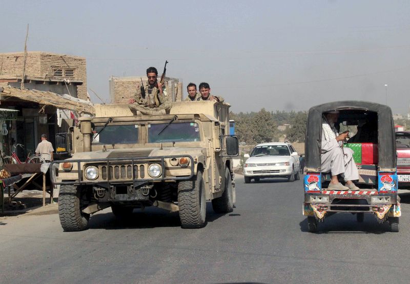 © Reuters. Afghan security forces travel on an armored vehicle in Kunduz Province, Afghanistan