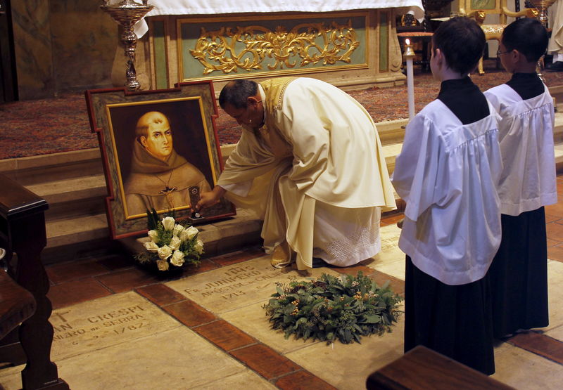 © Reuters. Quadro do frei Junipero Serra na Missão Basílica de Carmel 