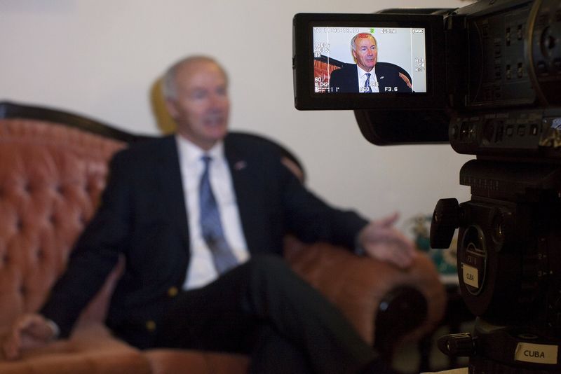 © Reuters. Arkansas Governor Hutchinson speaks during an interview in Havana