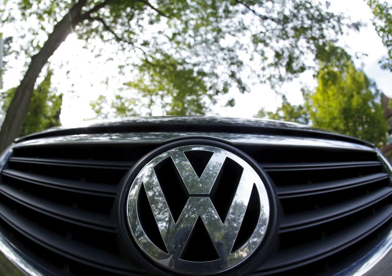 © Reuters. The logo of German carmaker Volkswagen is seen on the front grill of a Passat car in Willmette