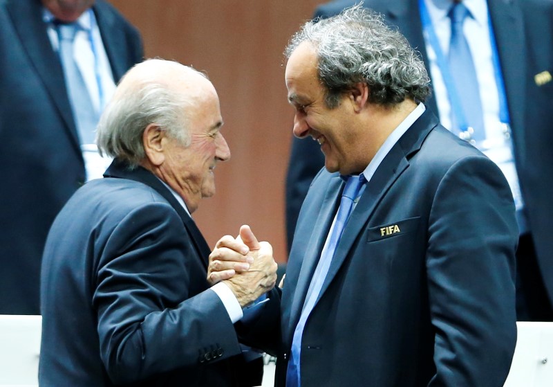 © Reuters. Platini (à direita) cumprimenta Blatter em Zurique