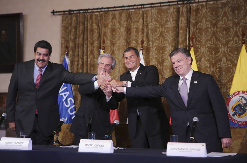 © Reuters. Venezuela's President Nicolas Maduro, Uruguay's President Tabare Vazquez, Ecuador's President Rafael Correa and Colombia's President Juan Santos hold hands after their meeting at the Carondelet Palace, in Quito