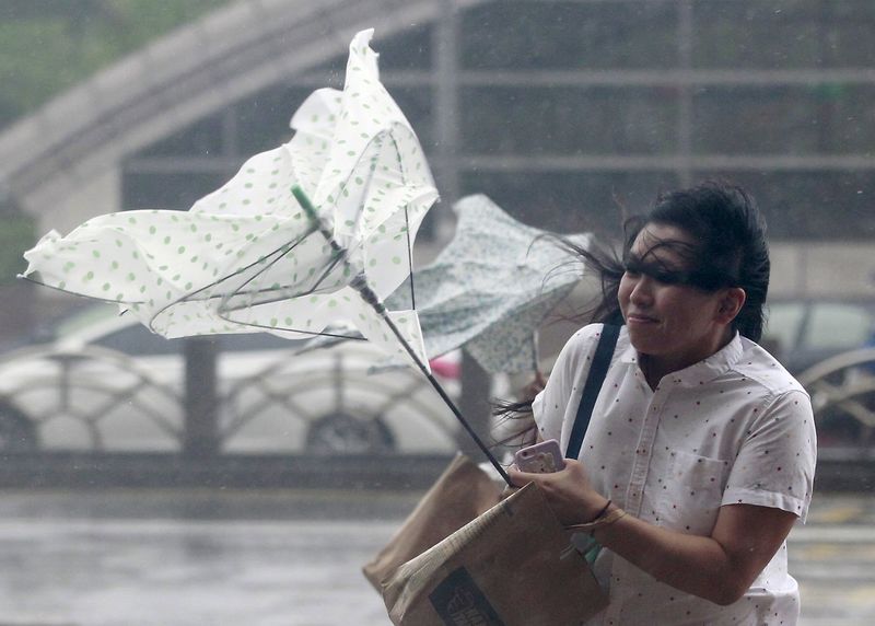 © Reuters. Mulher segura guarda-chuva em Taipei