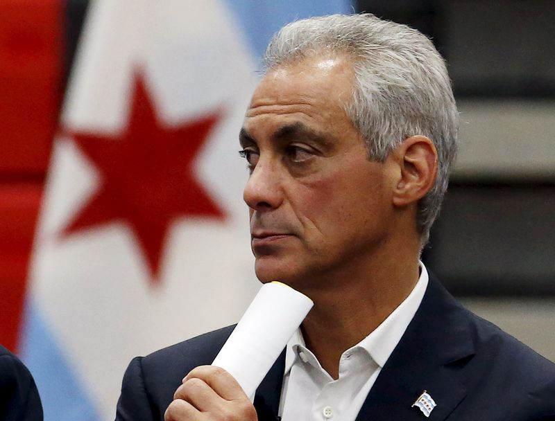 © Reuters. Chicago Mayor Rahm Emanuel listens to remarks from an attendee at a town hall meeting on the city budget in Chicago